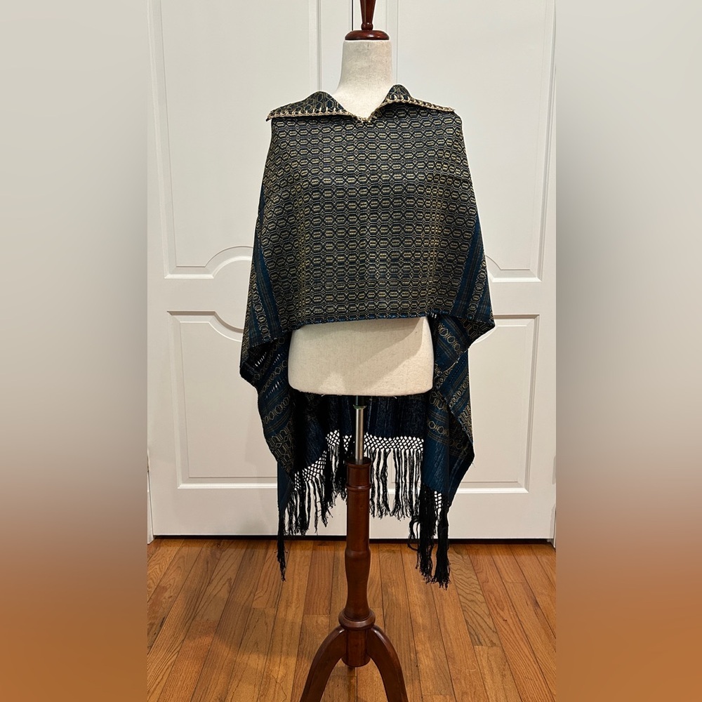 Traditional Mexican rebozo from Oaxaca. Mexican shawl. Rebozo Fringed vest.